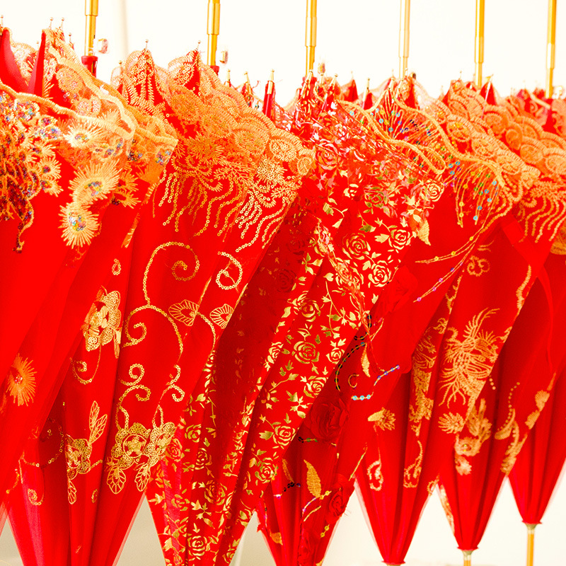 Red umbrella with Chinese trend, wedding bride umbrella, wedding celebration, lace trim, embroidered, big red long handle, red umbrella for celebrating the wedding Specification image