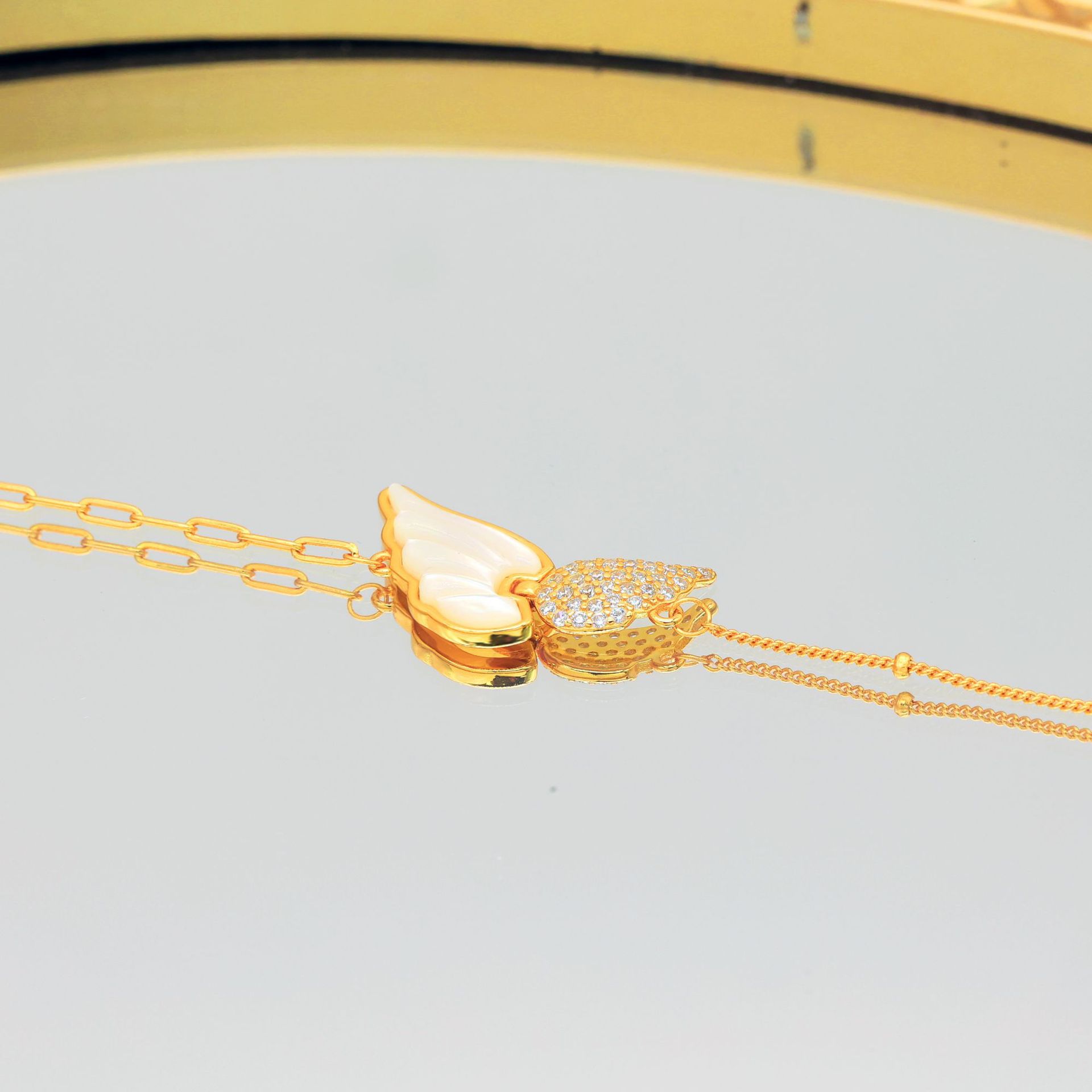 A simple and elegant wing-shaped bracelet gift featuring movable angel wings inlaid with white mother-of-pearl Specification drawing