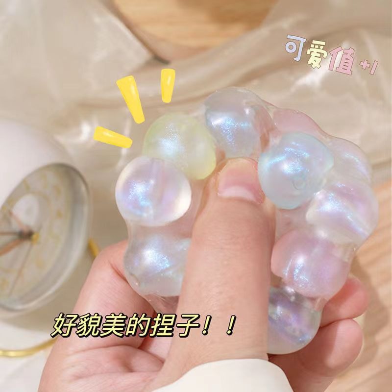 The same style as Xiaohongshu, the creative pearl plate string stress-relieving toy ball, a popular online release of the noisy ball Application Scenario