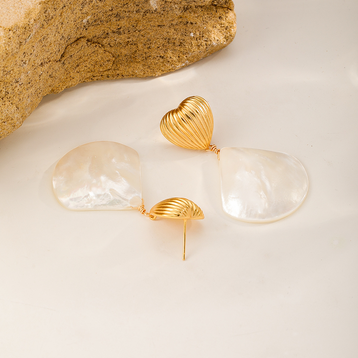 Abalone and shellfish fan-shaped tassel earrings, a light luxury and high-end French retro earring, are fashionable and versatile, and are not picky about the wearer Application Scenario