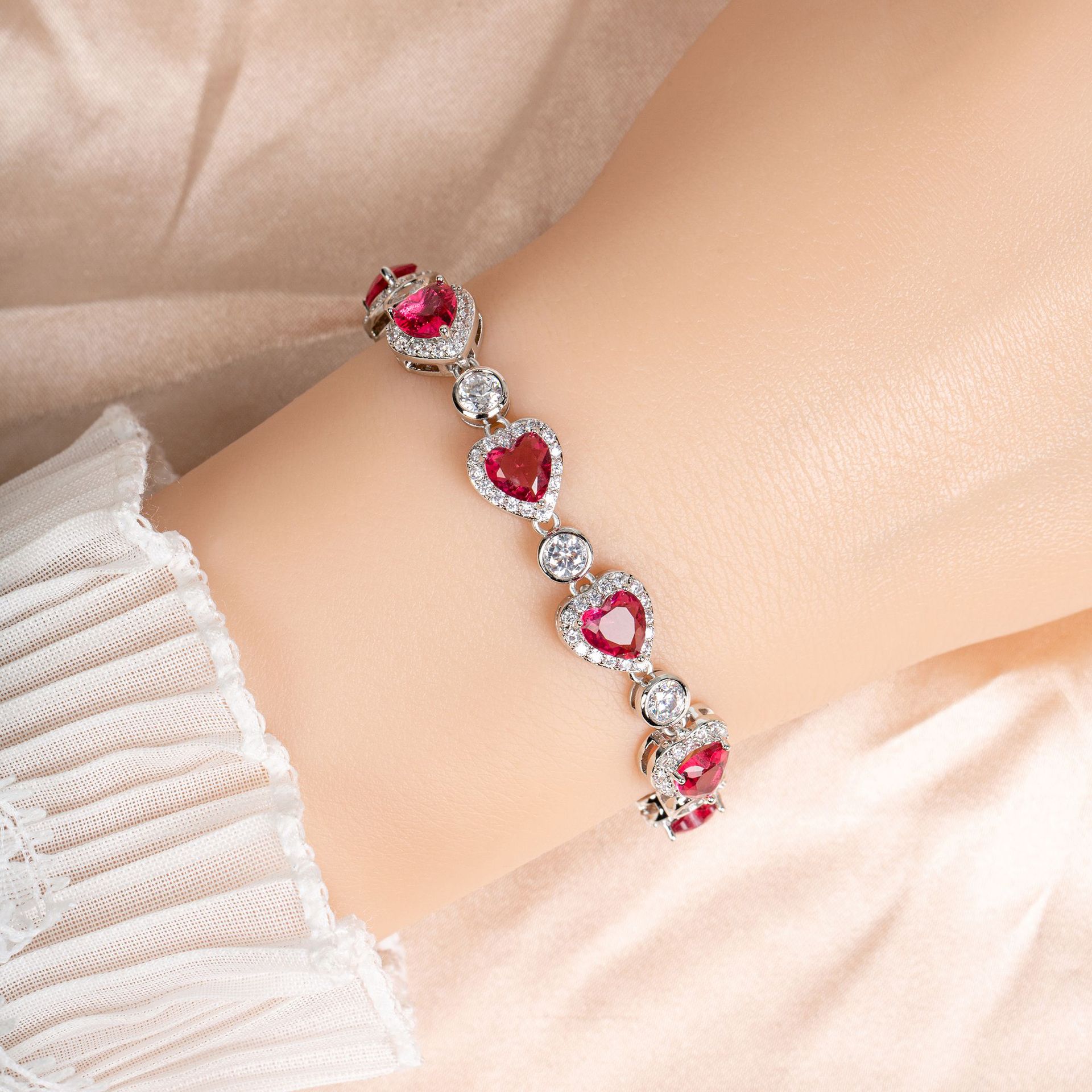 Luxurious diamond-encrusted zircon bracelet from Europe and America, fashionable, exquisite and high-end crystal jewelry for women, simple and creative heart-shaped bracelet LYSL30371/N-6, Getisa jewelry, banquet dress accessory, jewelry for women Specification image