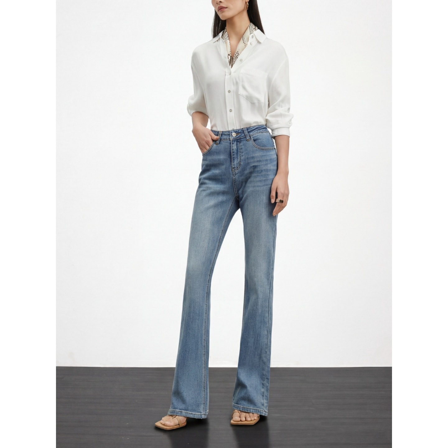 The windbreaker yoga model display clothing model showcases the new design details Picture