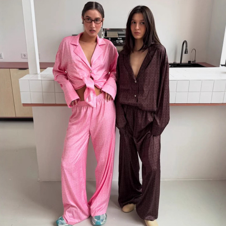 Brown satin comfortable and skin-friendly printed long-sleeved and long pants pajama set 2025 European and American autumn new home wear for women Application Scenario