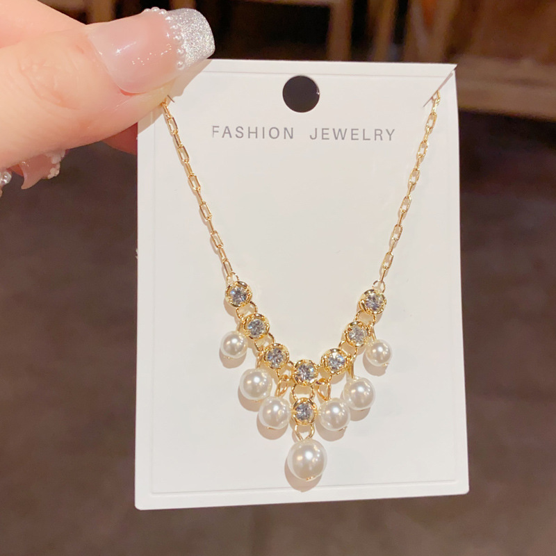 A niche, fashionable and gentle irregular pearl tassel necklace, a female Internet celebrity's unique, light luxury and high-end collarbone chain details Picture
