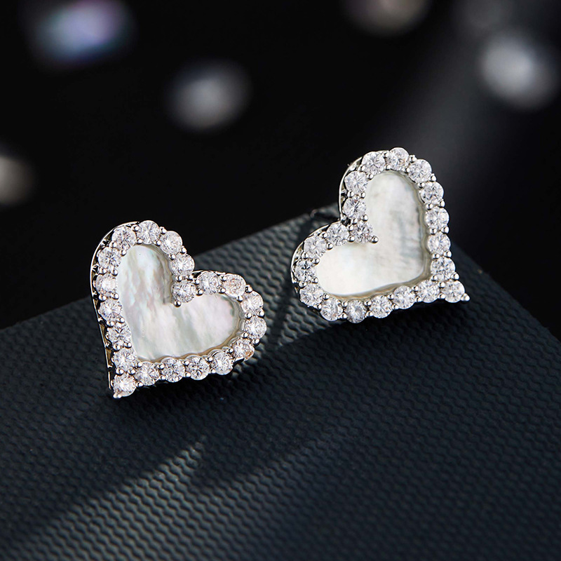 Light luxury irime-colored mother-of-pearl heart-shaped earrings, copper alloy electroplated real gold inlaid with zirconium, s925 silver needle, fashionable and high-end earrings Application Scenario