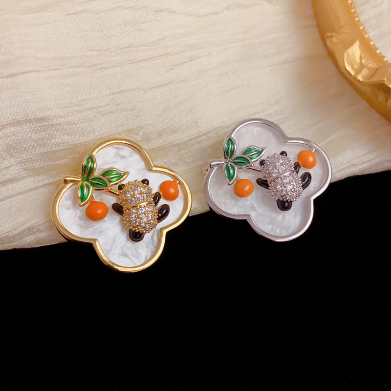 柿柿如意板材小熊四叶花别针款胸针个性轻奢百搭高级感大衣配饰品