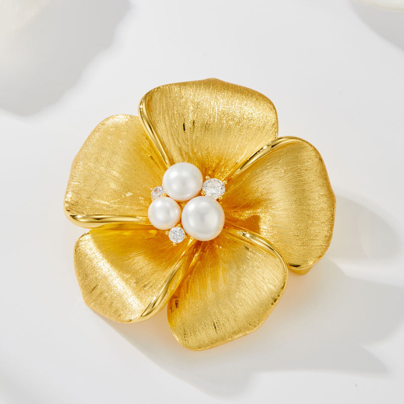 原创设计轻奢拉丝金色花朵胸针铜合金真金电镀淡水珍珠高感女别针
