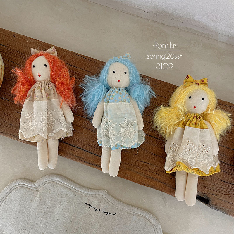 Spring new Korean-style floral handcrafted fabric dolls, children's sweet and pastoral style patchwork dolls, room decorations Application Scenario
