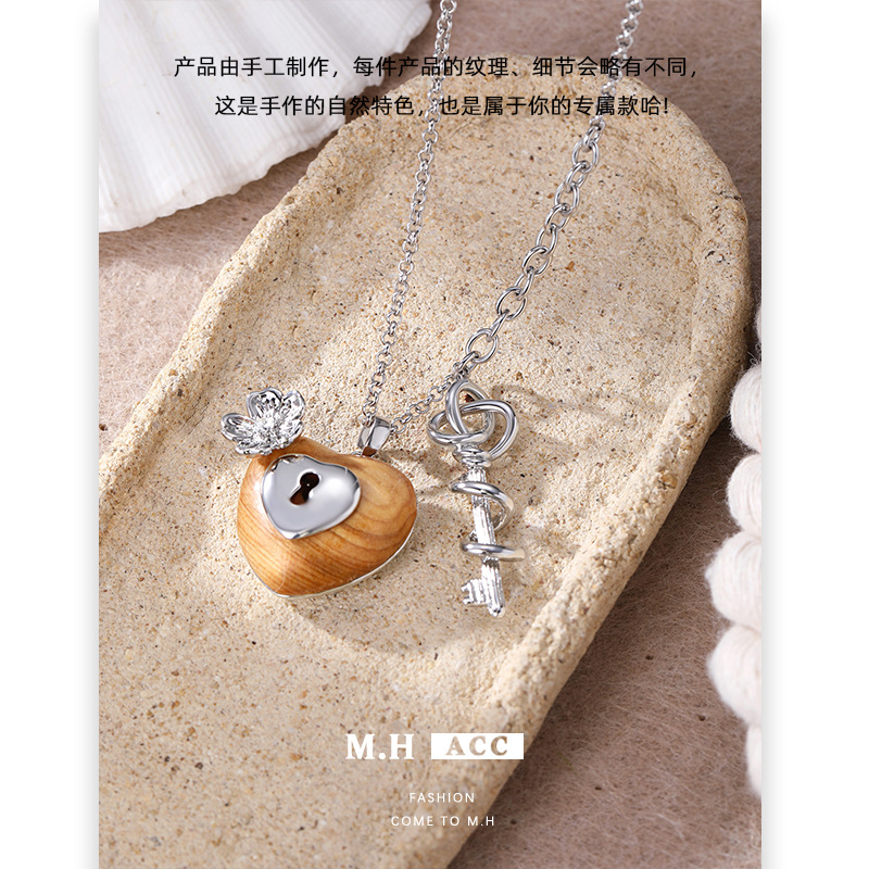 木爱锁芯项链女原创设计小众简约爱心吊坠颈链轻奢时尚百搭锁骨链 Application Scenario