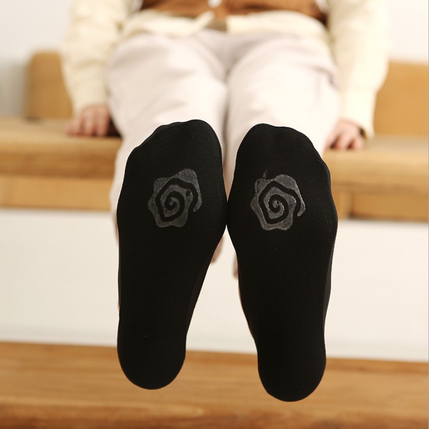 The new spring and summer style of ice silk boat socks from the sock street stall is simple and trendy. It has a shallow mouth and is invisible for women. It is solid color, ultra-thin, breathable, and made of silicone that won't fall off Application Scenario