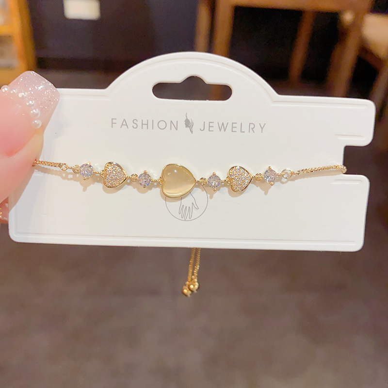 The sweet and light luxury cat's eye stone heart-shaped pull-out bracelet of the same style as Douyin, with a fashionable and high-end feel, is a simple and versatile bracelet