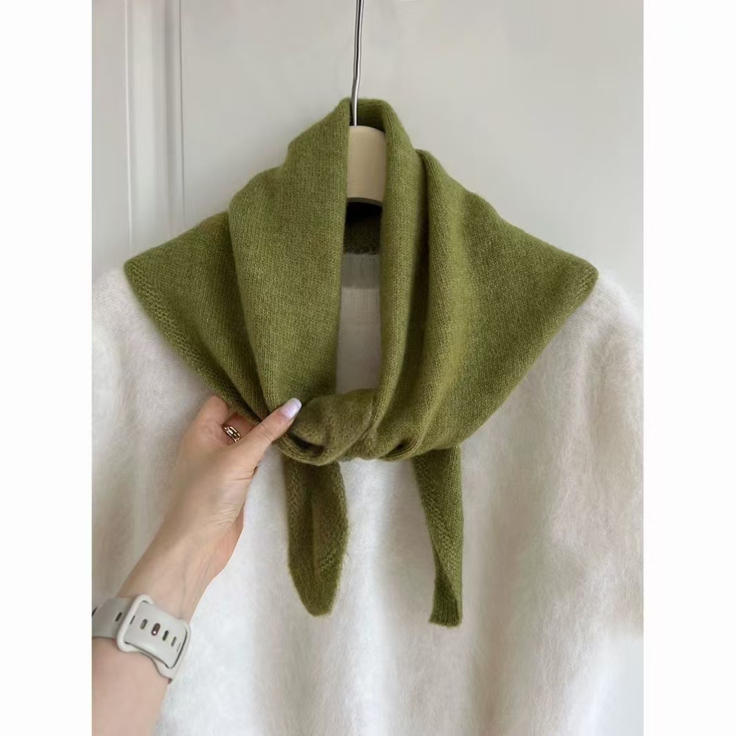 One-piece consignment of British original single niche brand woolen knitted triangular scarves, women's headscarves, knitted scarves, multi-functional, warm and versatile, wholesale from street stalls