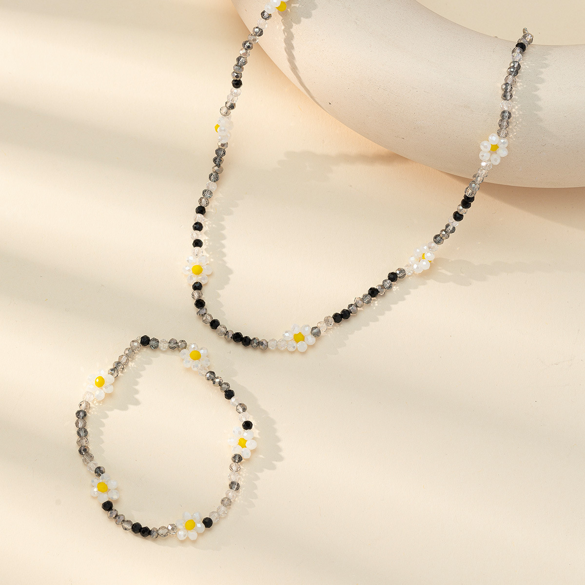 Factory direct sales of popular Korean-style beaded crystal plum blossom flower necklaces, bracelets and woven necklaces. Wholesale of new bestsellers details Picture