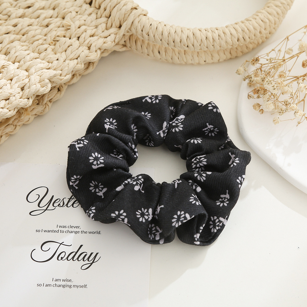 New Chinese-style pleated large intestine hair rings, fresh and delicate floral hair tie headwear, bun head, large elastic large intestine hair rings wholesale Application Scenario
