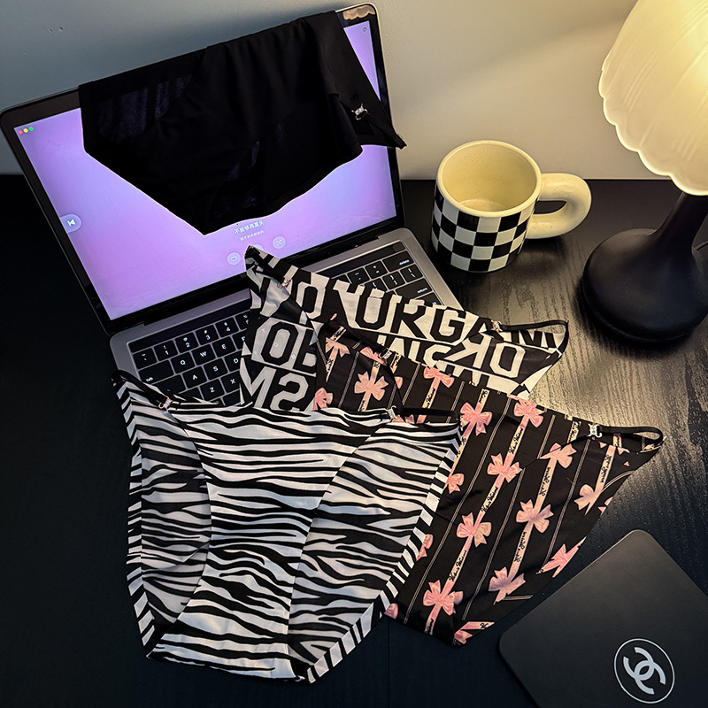 The new women's printed underpants are paired with fashionable accessories. The thin straps cover the buttocks, providing a comfortable low-waist T-shaped seamless underpants for women details Picture
