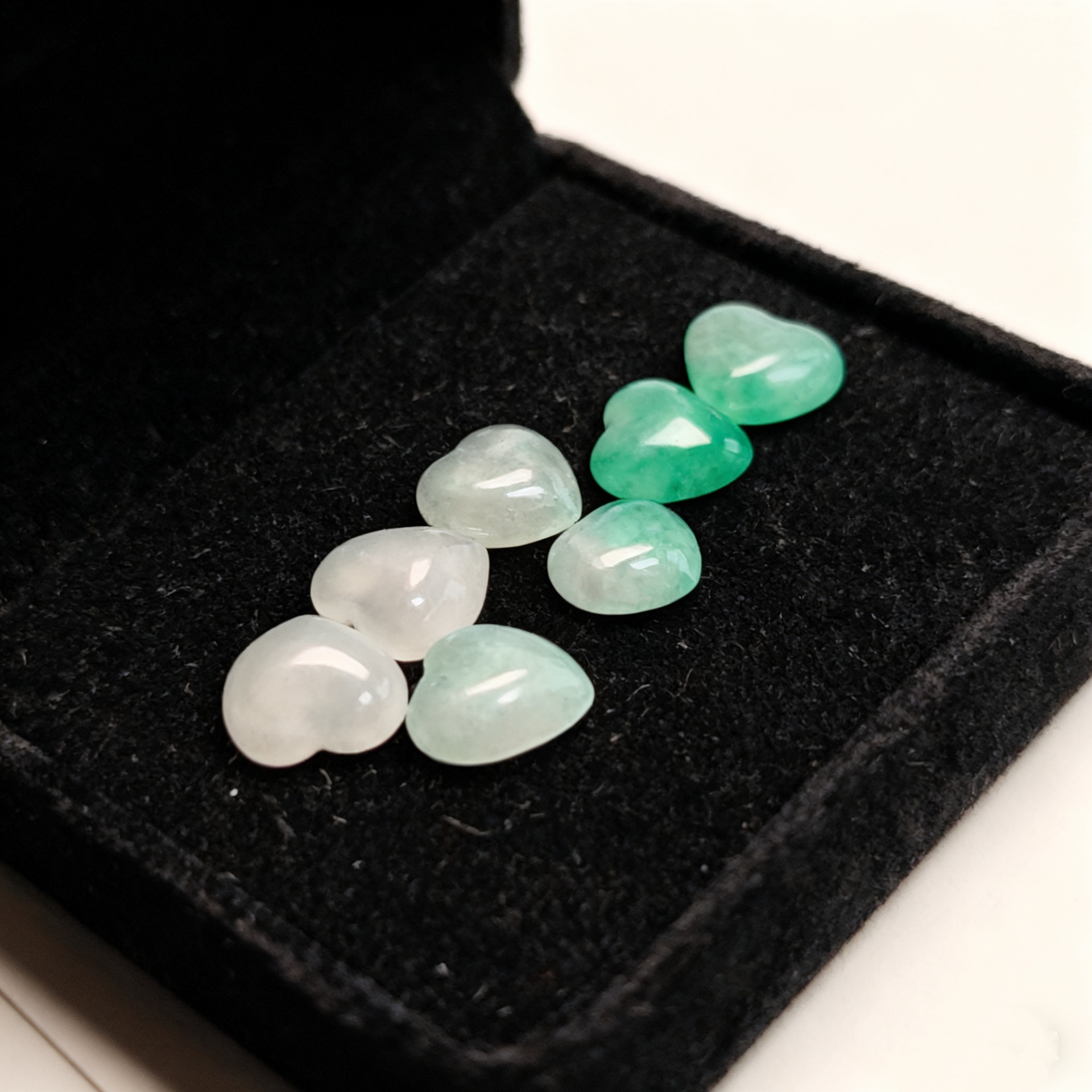 Natural African jadeite pendants, heart-shaped wishing stones, heart-shaped pendants, diy handmade jewelry accessories wholesale details Picture