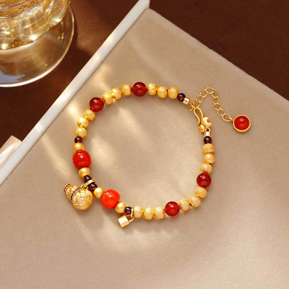 Hyacinth's original design of the new Chinese-style bracelet features a unique design sense. The hand-brushed gold gourd pendant is a bestseller on Douyin Application Scenario