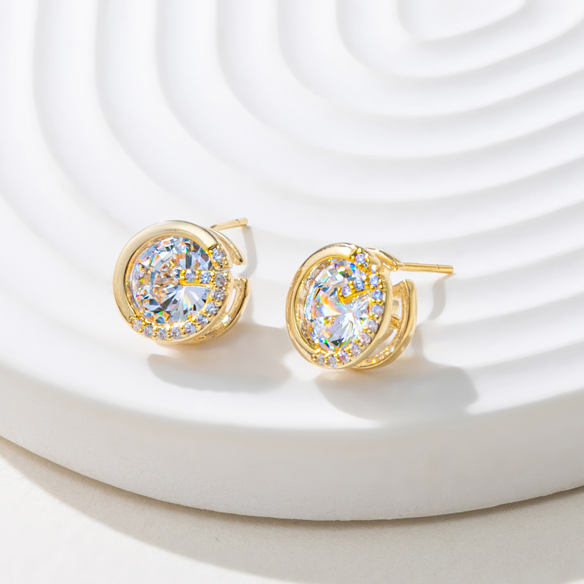 Xuhui jewelry offers exquisite, fashionable, versatile and elegant copper zirconium plated with real gold and silver needle light luxury letter stud earrings wholesale Application Scenario