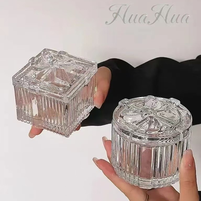 Heart-shaped glass bottle embossed decorative item, glass ball, European-style girlish storage box, retro bow jewelry box Application Scenario