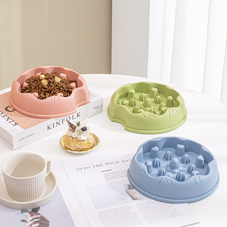 Wholesale of pet slow food bowls, anti-choking and anti-quick swallowing integrated slow food bowls, donut style dog plastic bowls