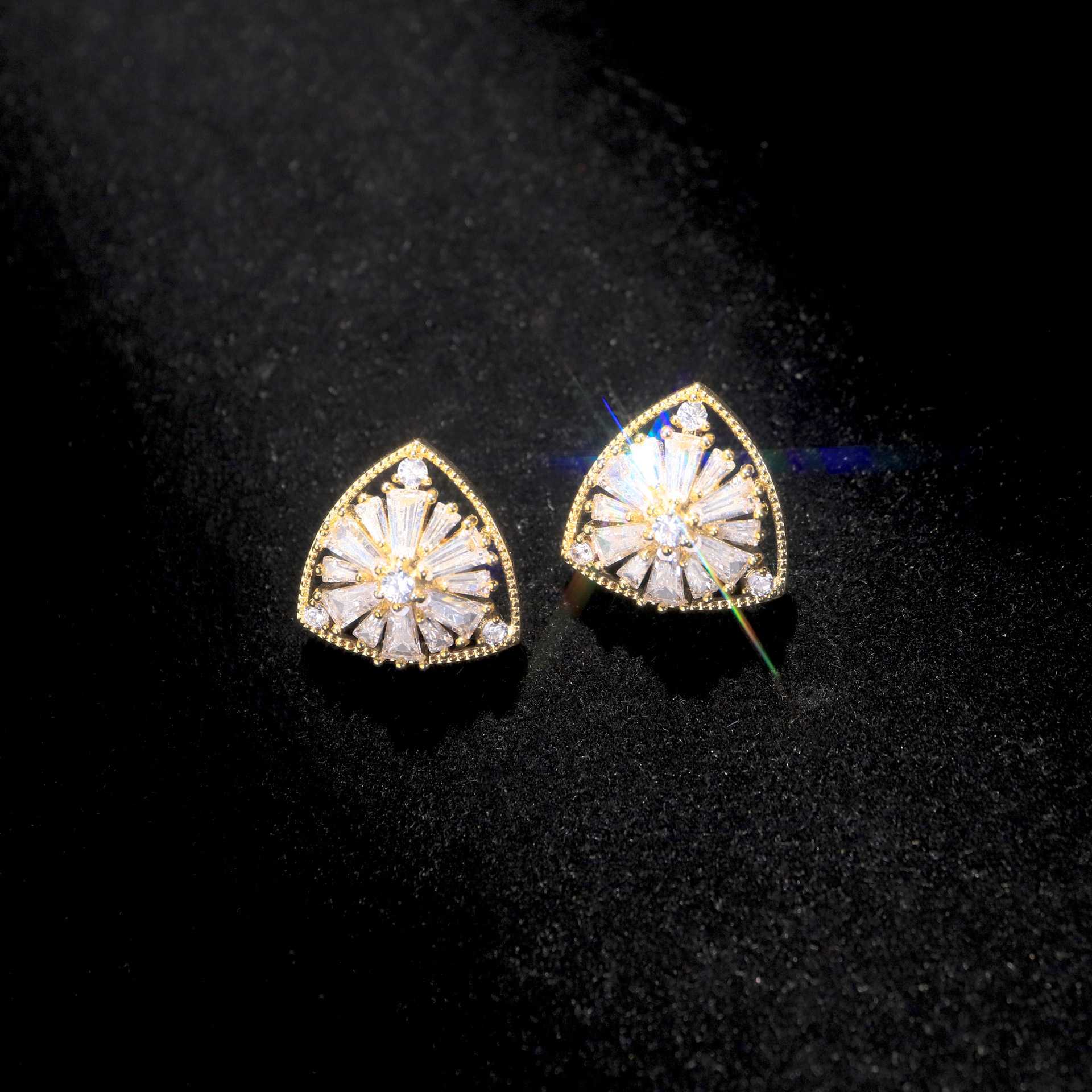 The new S925 silver needle copper plated with real gold pearl stud earrings exude a French retro and elegant charm, slightly inlaid with zircon sunflowers Application Scenario