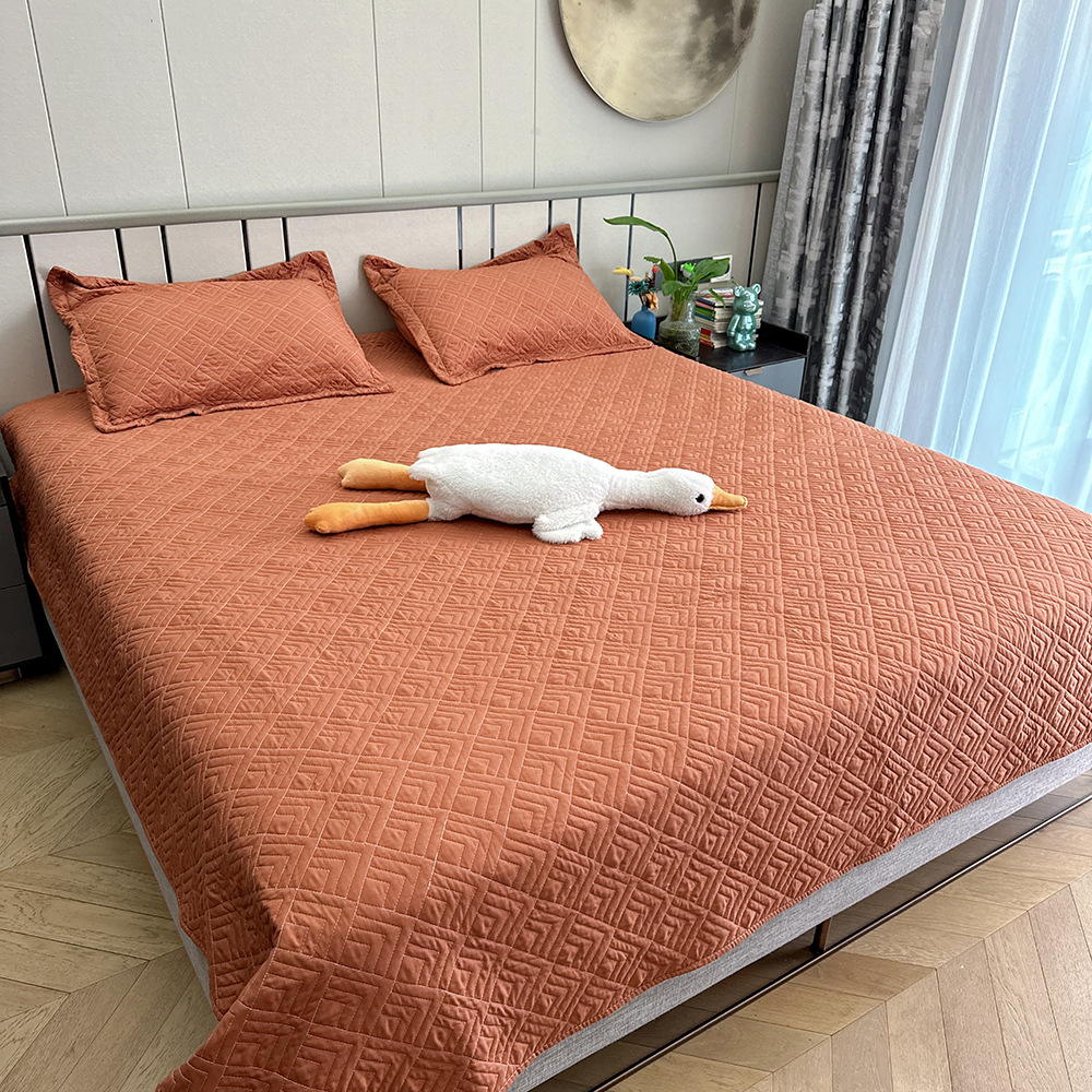 Plain-colored embroidered three-piece quilted bed cover set, a good export product set, closely quilted embroidered quilt and pillowcase set, the same style for export Specification image