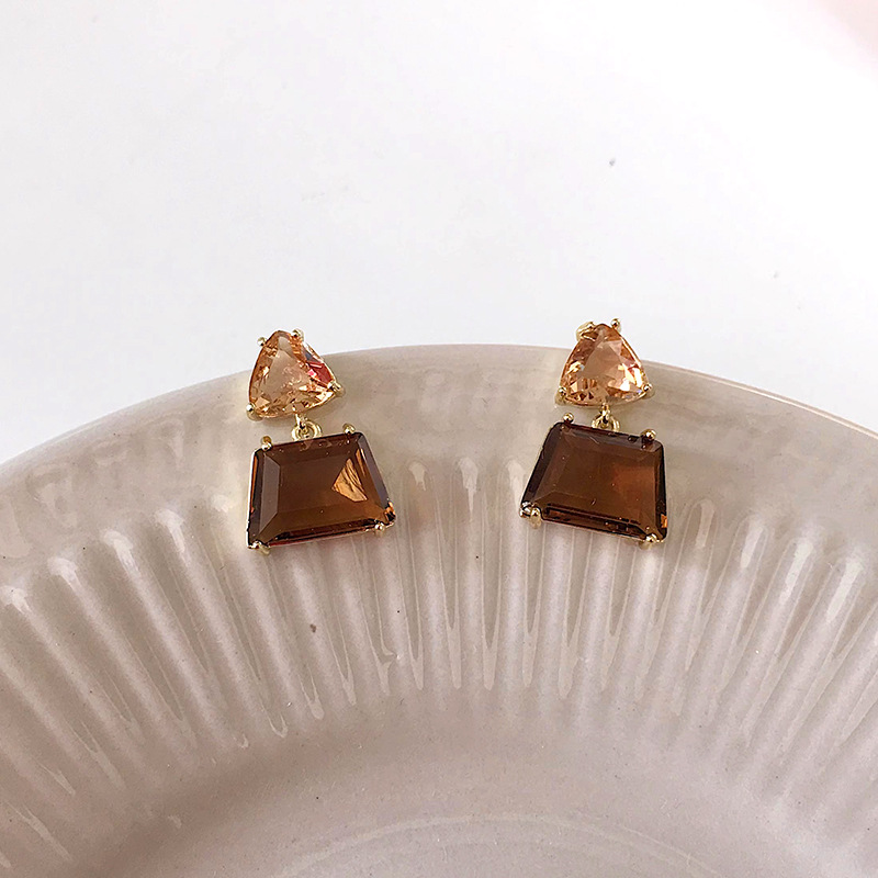 French retro tea-colored cube sugar crystal earrings and earrings, a high-end, elegant, light luxury, retro and simple earring for women Application Scenario