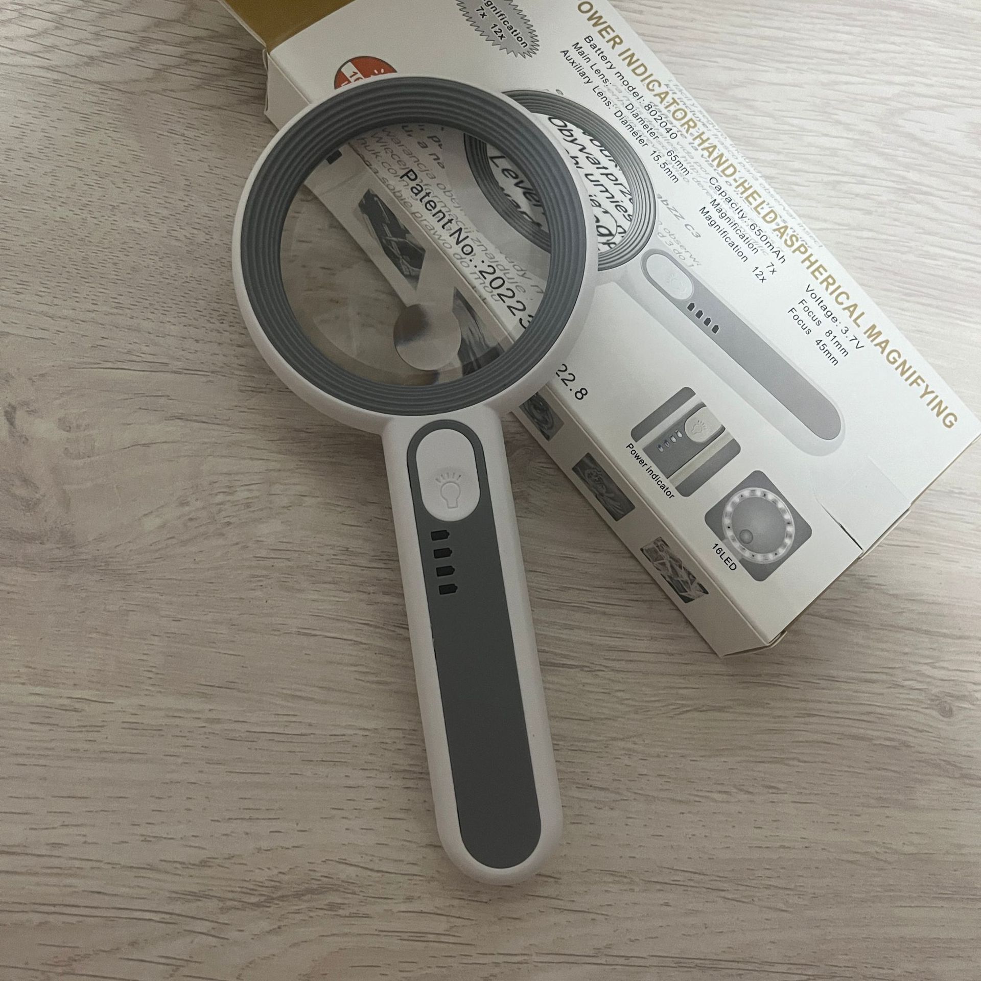 The new model 6516C1 handheld magnifying glass features 16 LED lights with three-level brightness adjustment, touch switch and battery level display Item Picture
