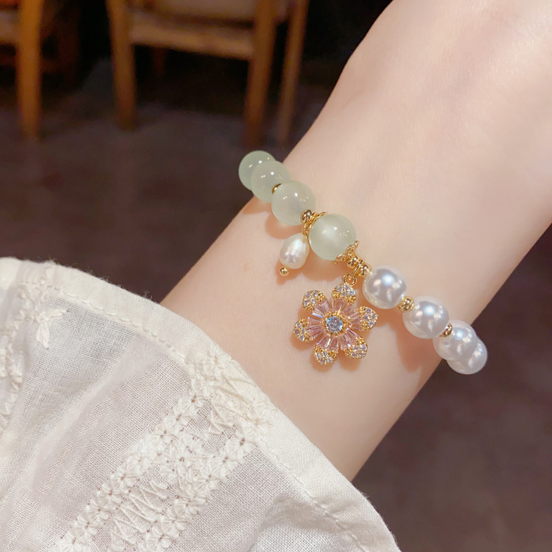 This is a new summer style, fashionable and fresh fresh jade pearl freshwater pearl petal bracelet. It is a light luxury, gentle and versatile accessory Specification image