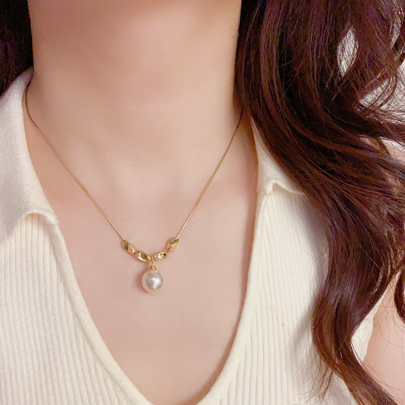 French retro fashion, simple metal twisted pearl pendant necklace, unique, light luxury, gentle and versatile, collarbone chain for women