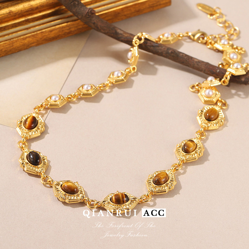 Vintage vintag Western antique geometric patchwork necklace, simple black and gold, niche design, French light luxury collarbone chain details Picture