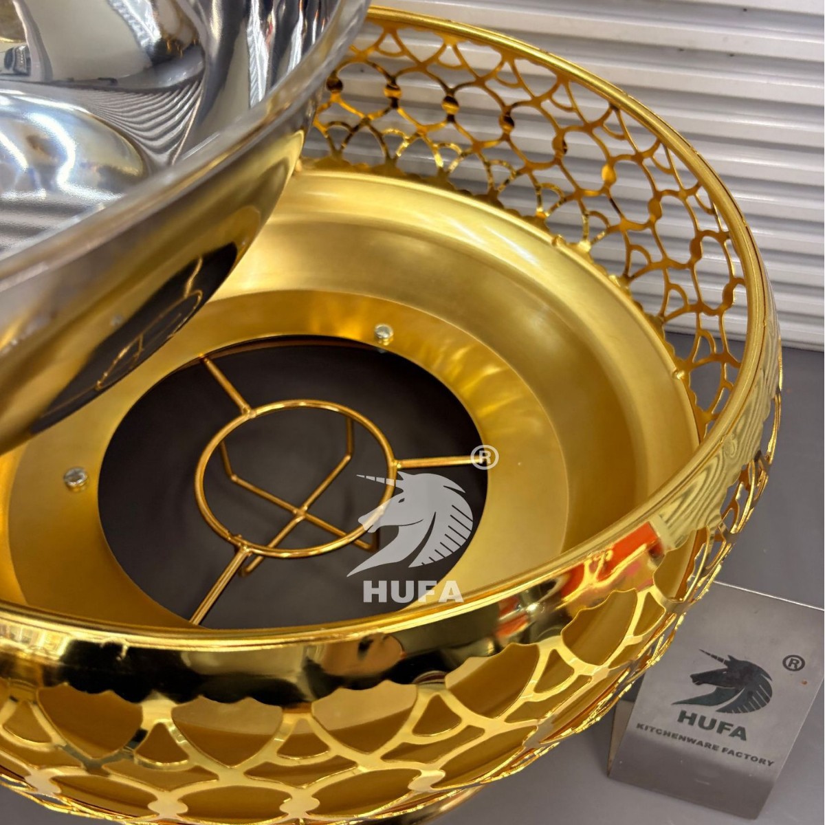 Stainless steel buffet heating stove, alcohol stove, insulated dining stove, hotel restaurant luxury lace stove, Buffet stove, 8L Application Scenario