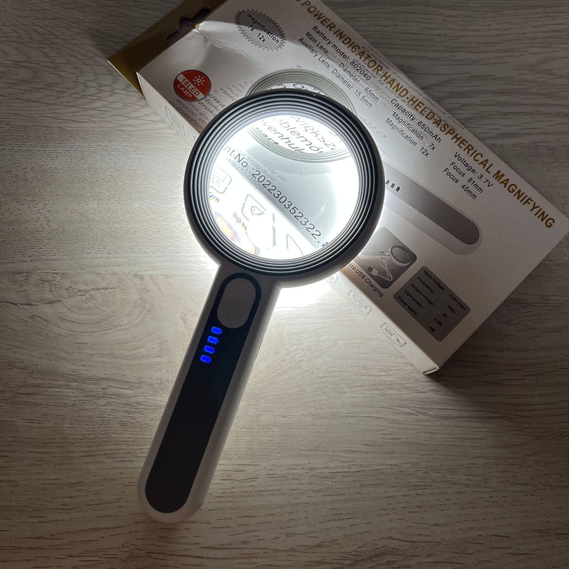 The new model 6516C1 handheld magnifying glass features 16 LED lights with three-level brightness adjustment, touch switch and battery level display Application Scenario