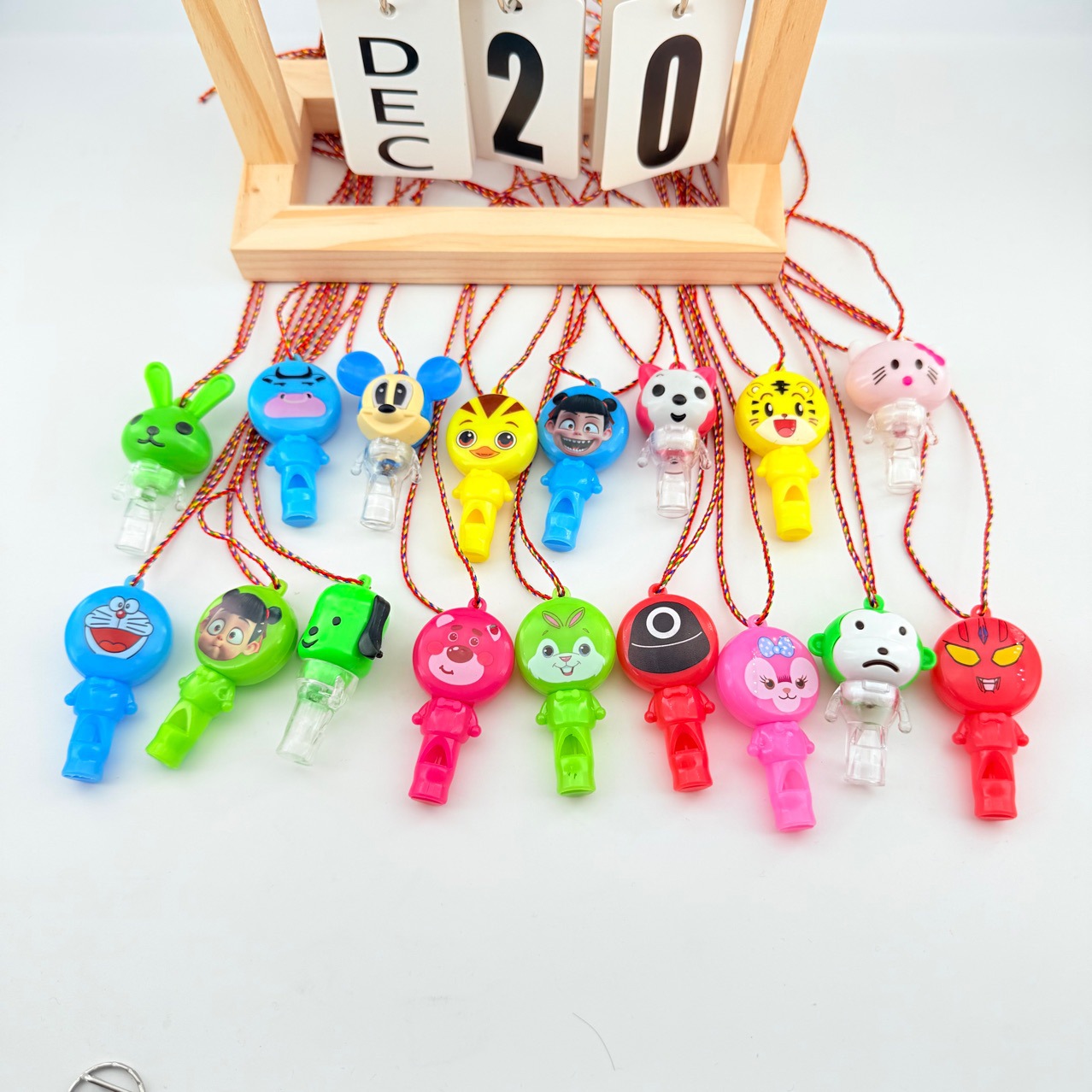 发光哨子玩具卡通钥匙扣包包挂饰幼儿园礼品玩具口哨产品图