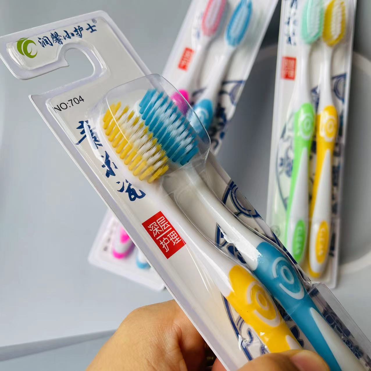 704 Toothbrushes, fine-bristled and soft-bristled toothbrushes, personal care toiletries, plastic-handled toothbrushes, wholesale of street vendors and general merchandise Item Picture