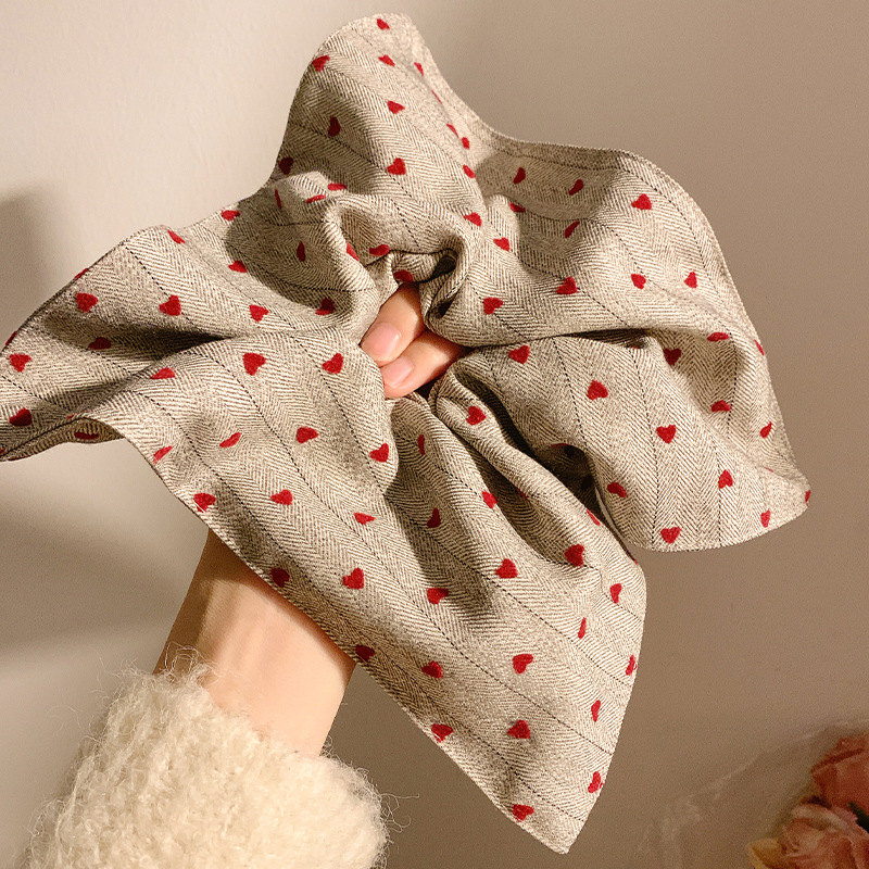 Autumn and winter, extra-large heart-shaped large intestine hair band handkerchief, Korean-style laid-back bun hair band, new high-end hair accessory Item Picture