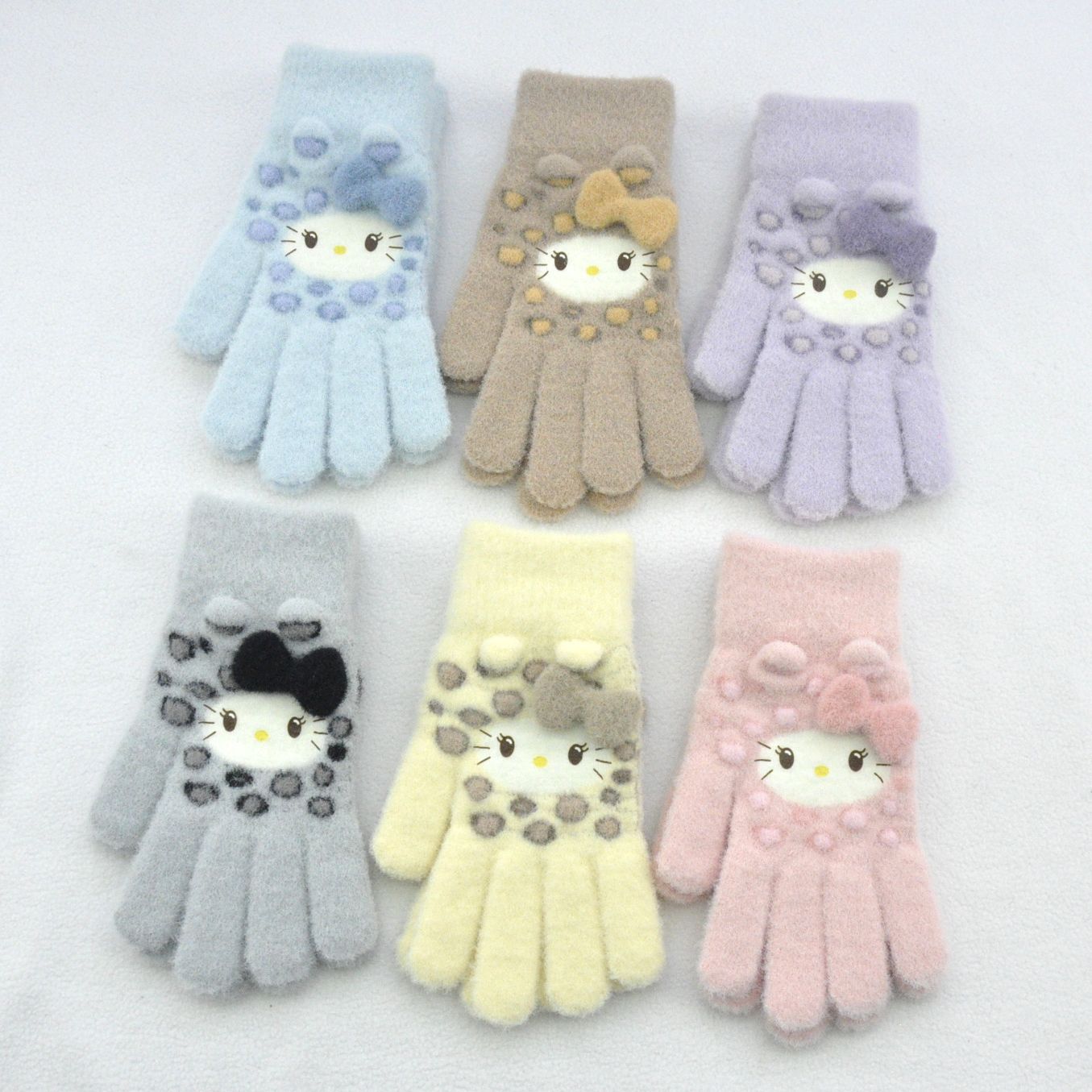 New plush and thickened jacquard knitted gloves for cute little cats, windproof cycling gloves and touch screen student gloves Application Scenario