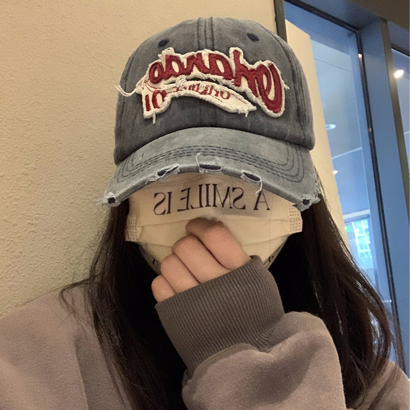American retro distressed baseball cap for women, washed-out, ripped denim wide-brimmed baseball cap, face-showing small cap Application Scenario