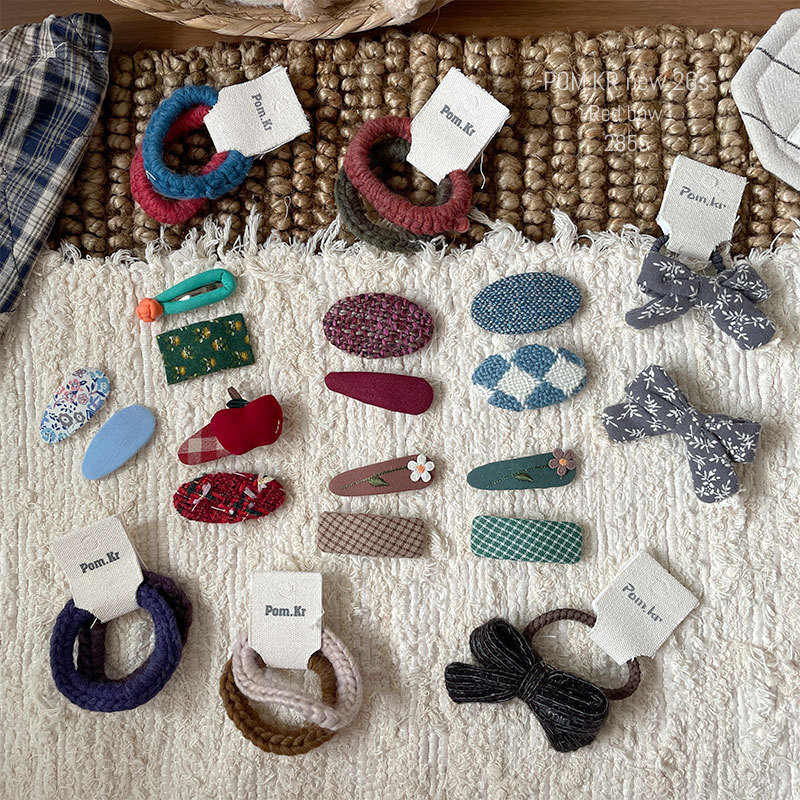 New Korean-style fabric handcrafted children's hair clips for autumn and winter, checkered flower side hair clipping clips, retro hair bands for women details Picture