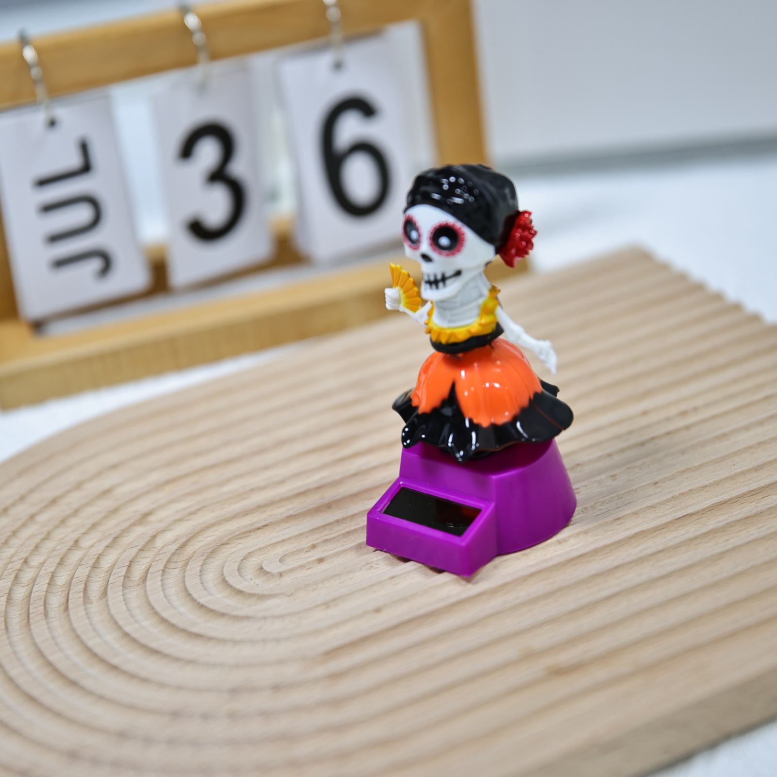 New Halloween car female version skull solar figment, Ghost Festival shaking head doll gift, ABS material manufacturer Item Picture