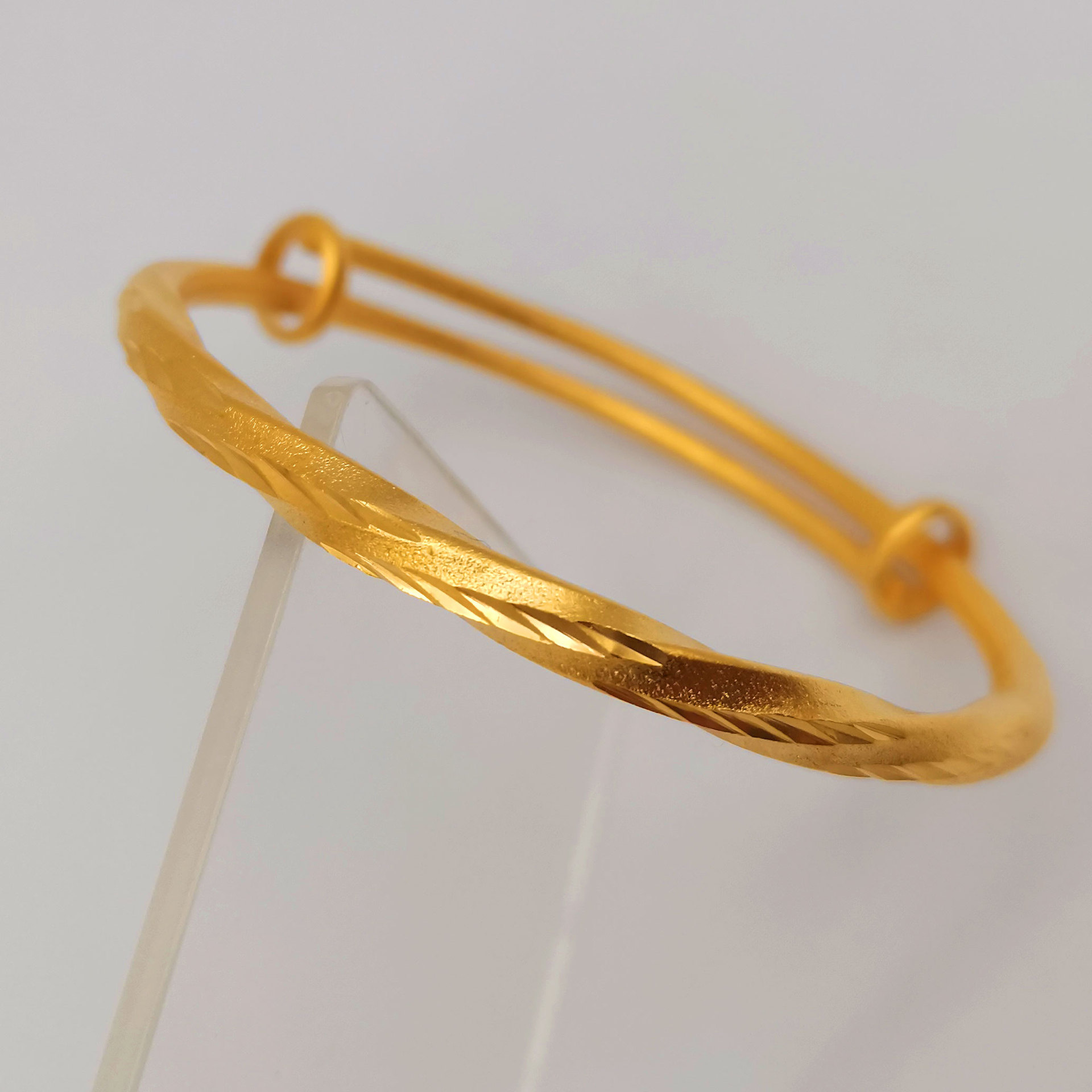 Wholesale of Vietnamese Shajin ladies' push-pull bracelets, twisted flower sandblasted wristbands, car flower women's simulated gold bracelets details Picture