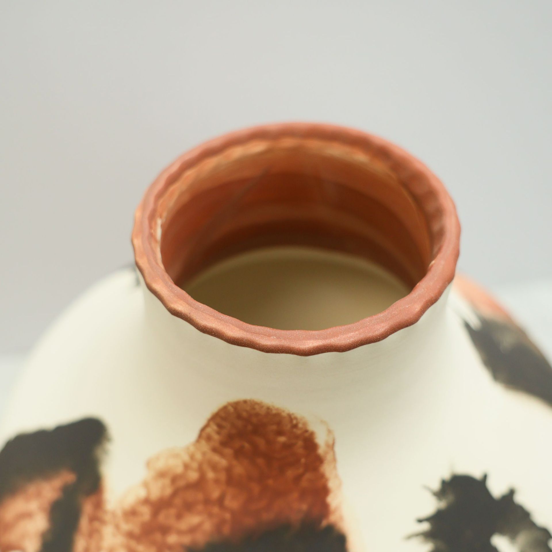 In 2025, designer soft furnishings are paired with ceramic vases, modern creative hand-painted color-blocked pattern decorative ornaments, and flower arrangements for homestays details Picture