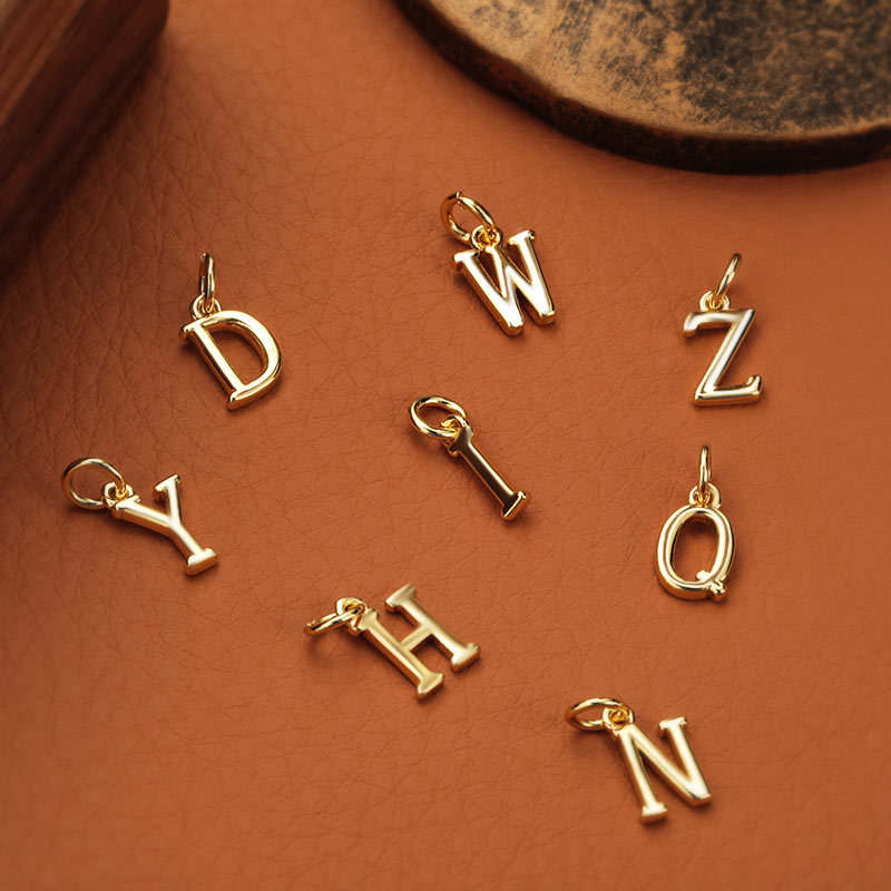 A new 26-letter copper electroplated DIY necklace pendant from Europe and America, a versatile and high-end necklace for women. Wholesale Application Scenario