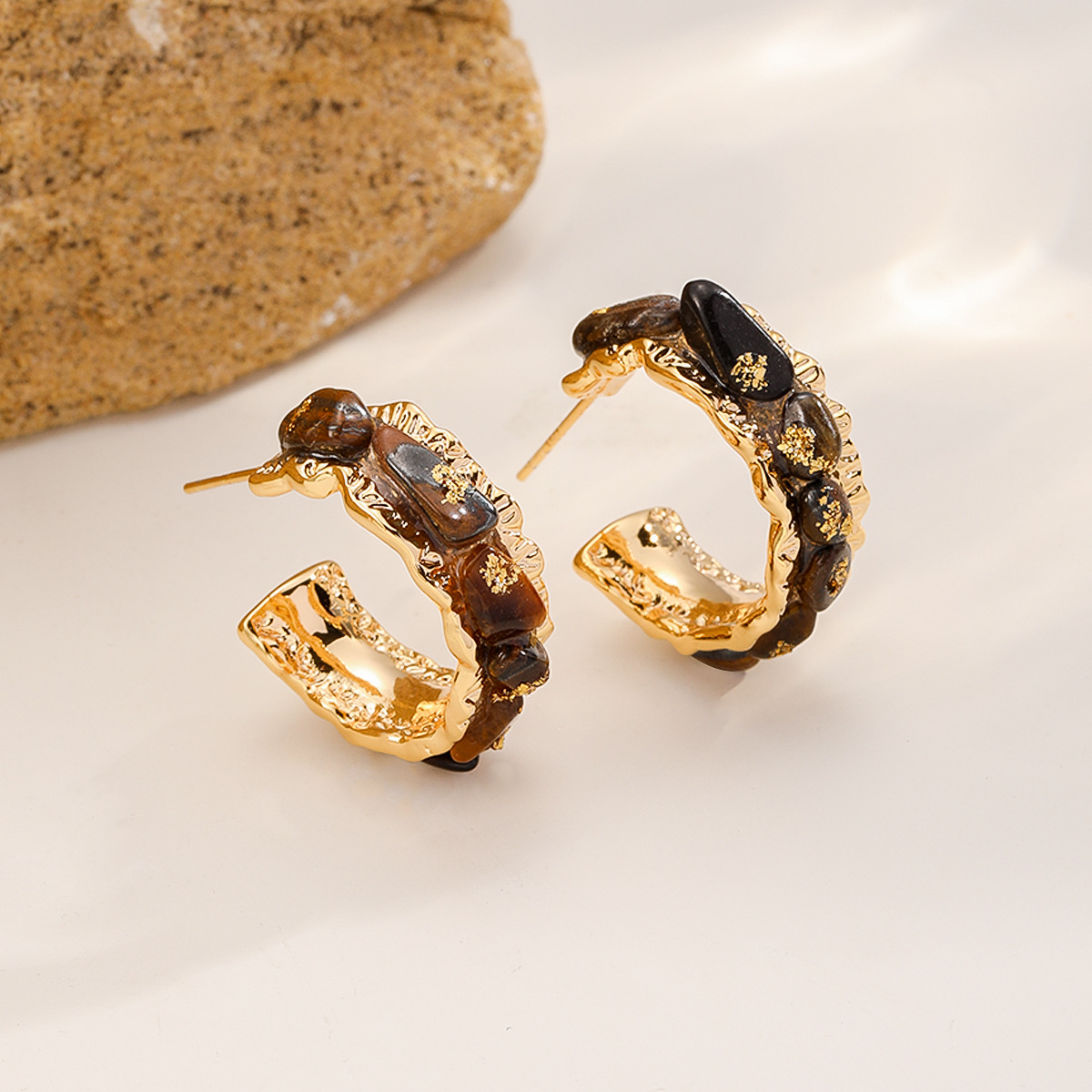 Nasha's European and American cross-border niche retro texture earrings with natural stone inlays exude a light luxury and high-end feel. They are non-fading earrings Specification image