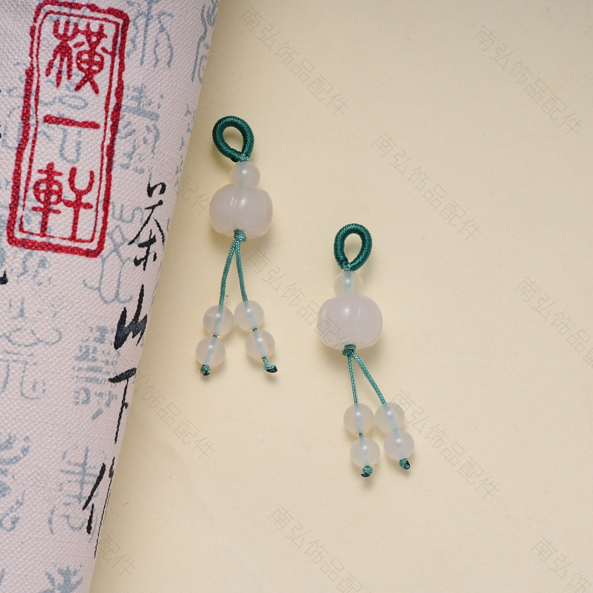 Bodhi small slipper, flower lotus pod, tulip, small flower pendant, bracelet, necklace, lily of the valley, diy accessory Application Scenario
