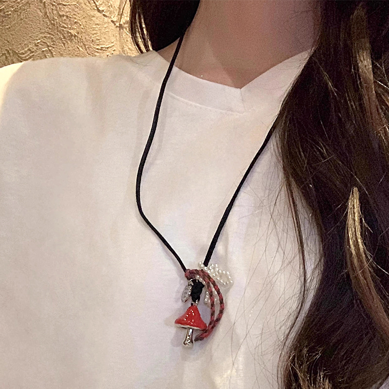 秋冬ins风鲜艳红蘑菇珍珠彩绳项链设计高级感可爱俏皮毛衣卫衣链细节图