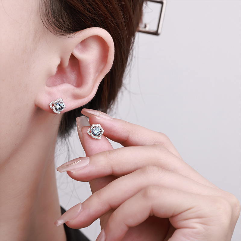 Zhuoheng Select s925 pure silver, elegant camellia moissang diamond stud earrings, simple stud earrings, versatile for autumn and winter, high-end look Specification image
