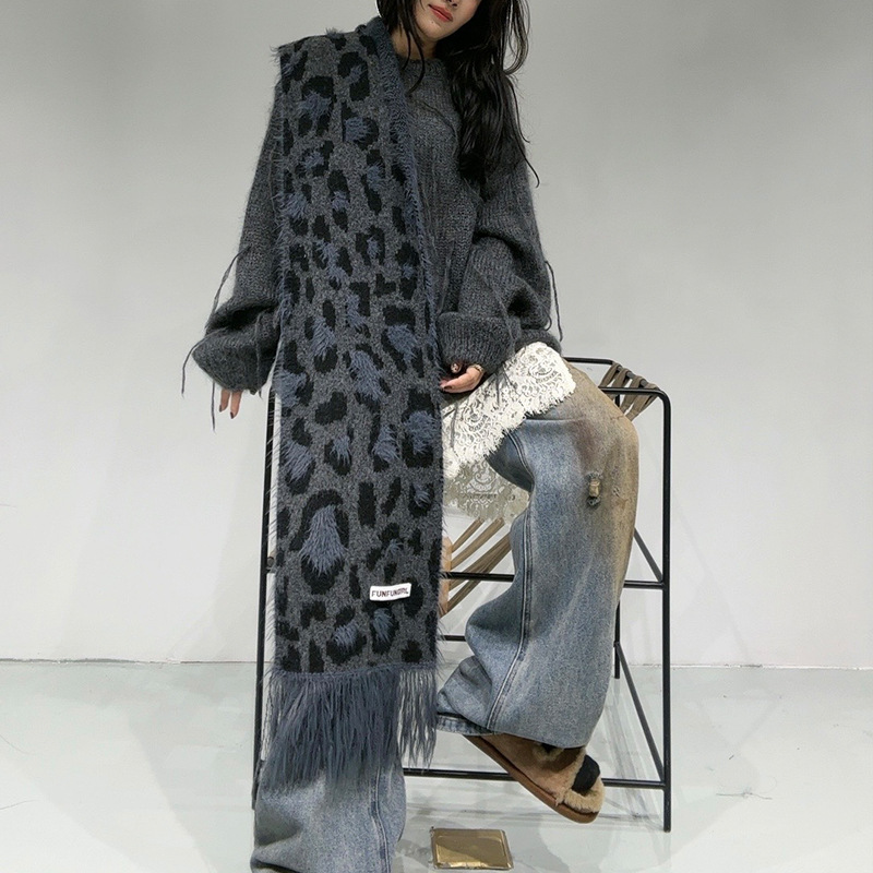A leopard-print wool scarf for women, a high-end cashmere shawl for autumn and winter, a Korean hot girl's stylish Su thickened warm scarf, wholesale from street stalls Application Scenario