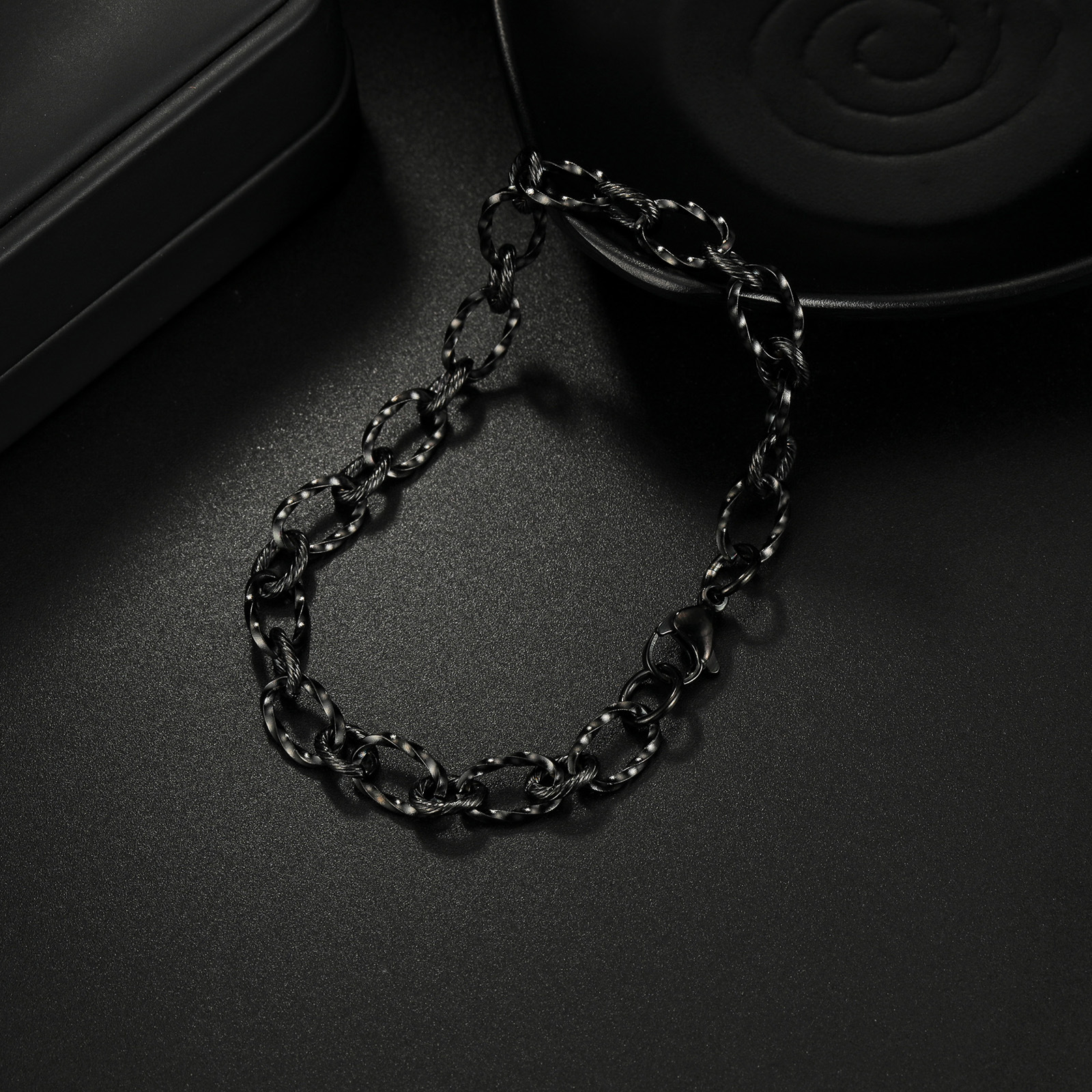 Amazon's new stainless steel twist chain bracelet jewelry, a fashionable and popular bracelet accessory for couples Application Scenario