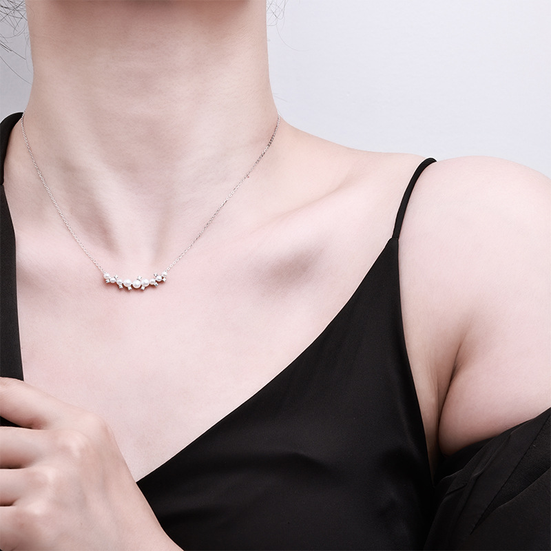 The high-end white moonlight necklace is a light luxury and niche design for women, exuding a sophisticated and simple commuting elegance. It is made of freshwater pearl silver Specification image